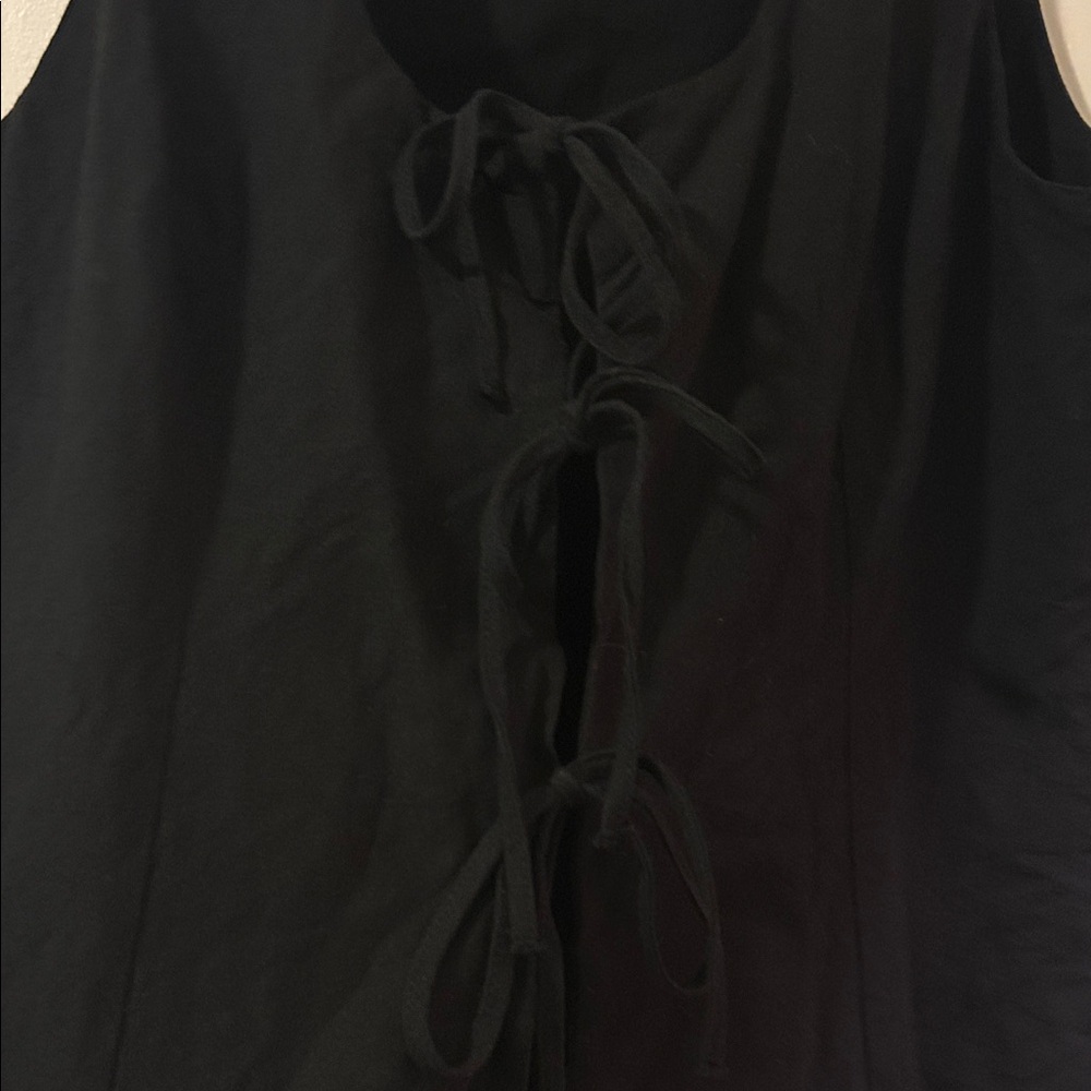 Elegant Black Sleeveless Top - Picture 4 of 4
